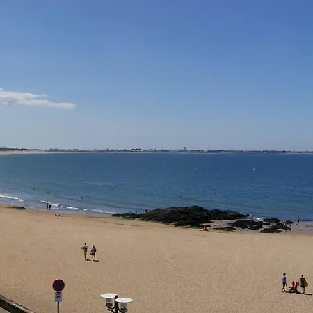 Les Chants D'ailes - Face Hotel